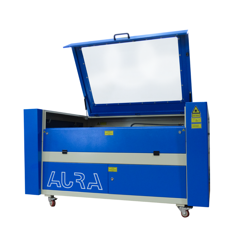 Aura Cut 1080 CO2-Laser schneidet und graviert Holz, Acryl, Leder und weitere Materialien präzise für Handwerk und Werbetechnik.