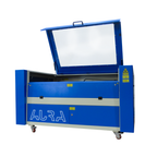 Aura Cut 1080 CO2-Laser schneidet und graviert Holz, Acryl, Leder und weitere Materialien präzise für Handwerk und Werbetechnik.