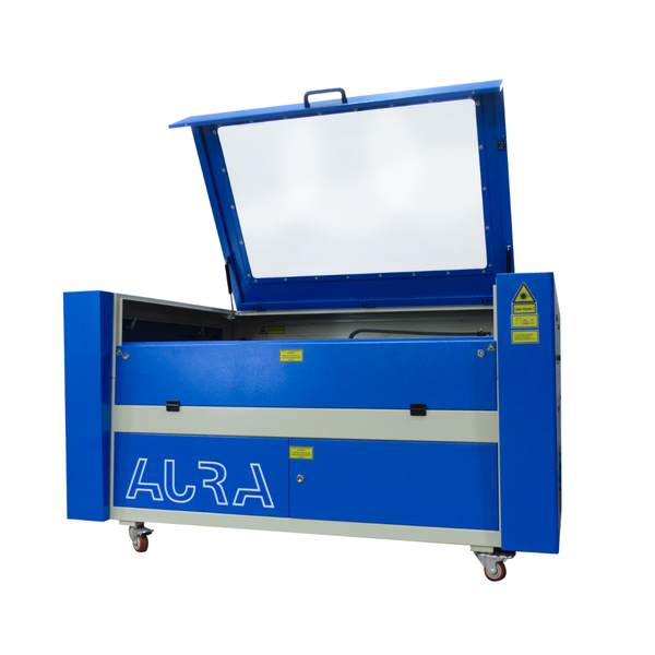 Aura Cut 1080 CO2-Laser schneidet und graviert Holz, Acryl, Leder und weitere Materialien präzise für Handwerk und Werbetechnik.