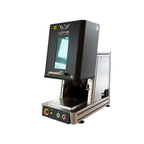 Lotus nMeta MOPA-Faserlaser markiert Metallkomponenten präzise mit Logos, Seriennummern und Codes für effiziente Industrieprozesse.