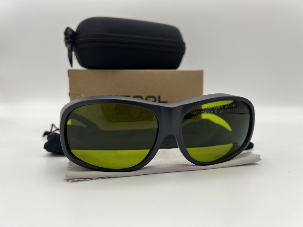 Leichte xTool Laserschutzbrille mit ergonomischem Design für komfortablen Augenschutz bei Lasergravur und Laserschnitt.