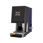 Lotus µMeta Laserbeschriftungssystem mit 30 oder 60 Watt MOPA-Laser erstellt detailreiche Markierungen auf Metall und Kunststoff.