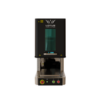 Kompakter Lotus nMeta Faserlaser bearbeitet Metallteile mit präziser Gravur, Color Marking und automatisierter Kennzeichnung im Gewerbe.