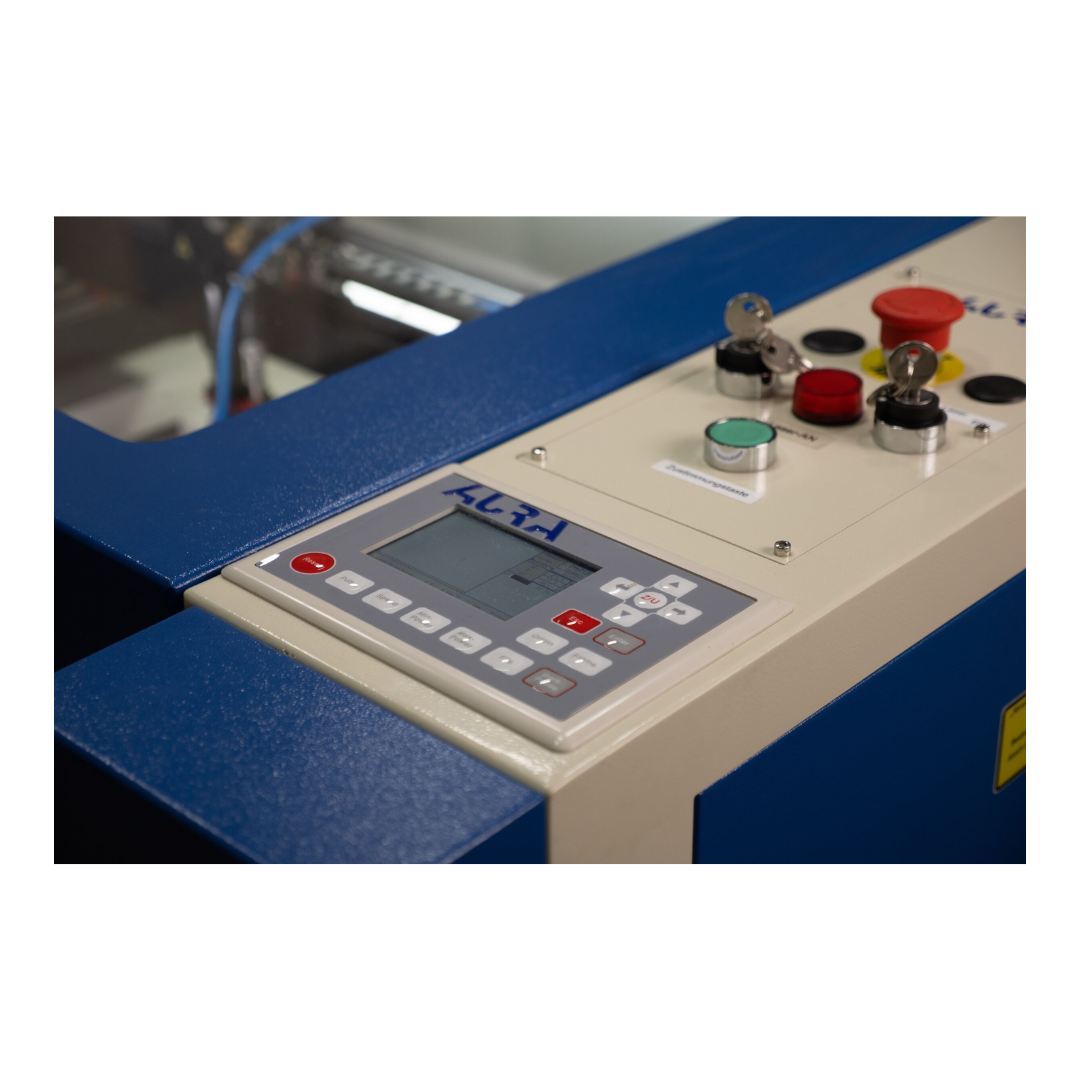Mit dem Aura Cut 1080 CO2-Laser werden Holz, Acryl, Leder und weitere Materialien sauber graviert und präzise geschnitten ideal für Handwerk und Werbetechnik.