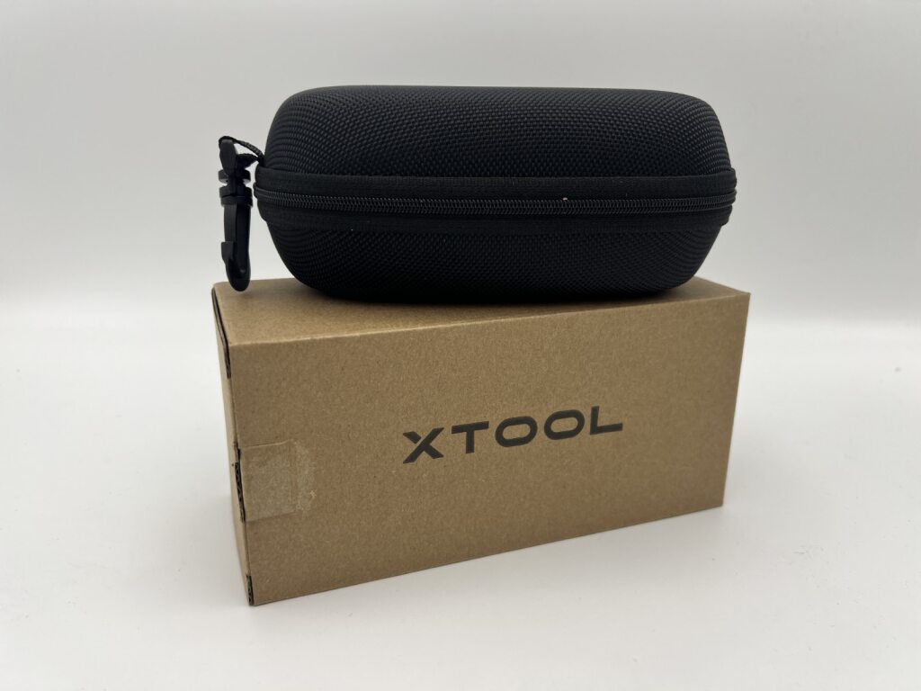 xTool Laserschutzbrille im schwarzen Schutzetui mit Transportbeutel für die sichere Aufbewahrung und den geschützten Transport.