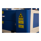 Aura Cut 1080 CO2-Laser verarbeitet Holz, Acryl, Leder und weitere Materialien zuverlässig durch präzises Gravieren und Schneiden für kreative und gewerbliche Anwendungen. Laser Klasse 1.