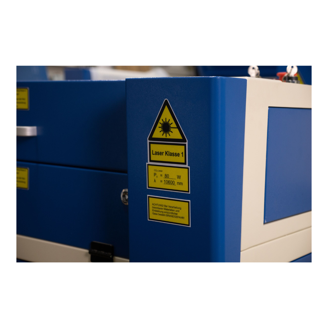 Aura Cut 1080 CO2-Laser verarbeitet Holz, Acryl, Leder und weitere Materialien zuverlässig durch präzises Gravieren und Schneiden für kreative und gewerbliche Anwendungen. Laser Klasse 1.
