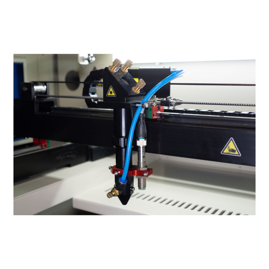 Nahaufnahme des Laserkopfes des Aura Cut 1080 CO2-Lasers im Arbeitsbereich für präzise Gravur- und Schneidanwendungen auf Holz, Acryl und weiteren Materialien.