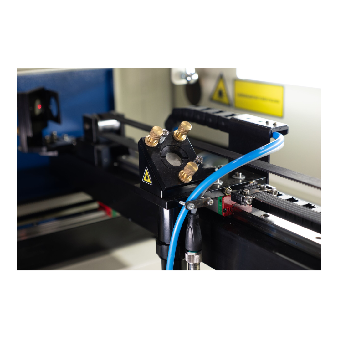 Nahaufnahme des oberen Teils des Laserkopfes des aura cut 1080 CO2-Lasers im Arbeitsbereich für präzise Laserbearbeitung verschiedenster Materialien.