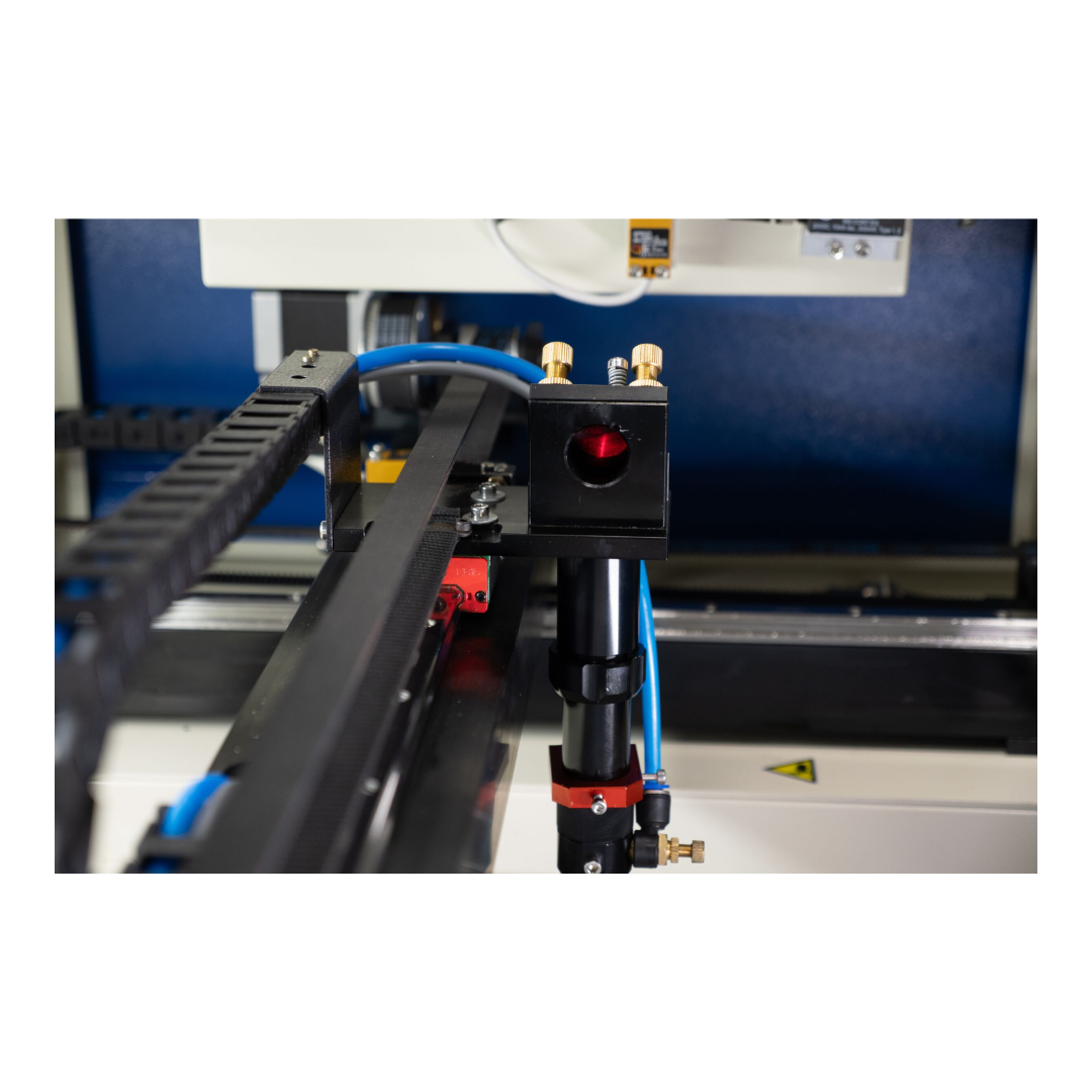 Nahaufnahme des oberen Teils des Laserkopfes des aura cut 1080 CO2-Lasers im Arbeitsbereich für präzise Laserbearbeitung verschiedenster Materialien.
