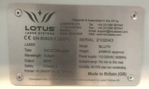Silbernes Schild mit Maschineninformationen auf der Rückseite der Maschine mit type, wavelength, output, safety, pointer, model, weight, power supply, ambient temp und humidity.