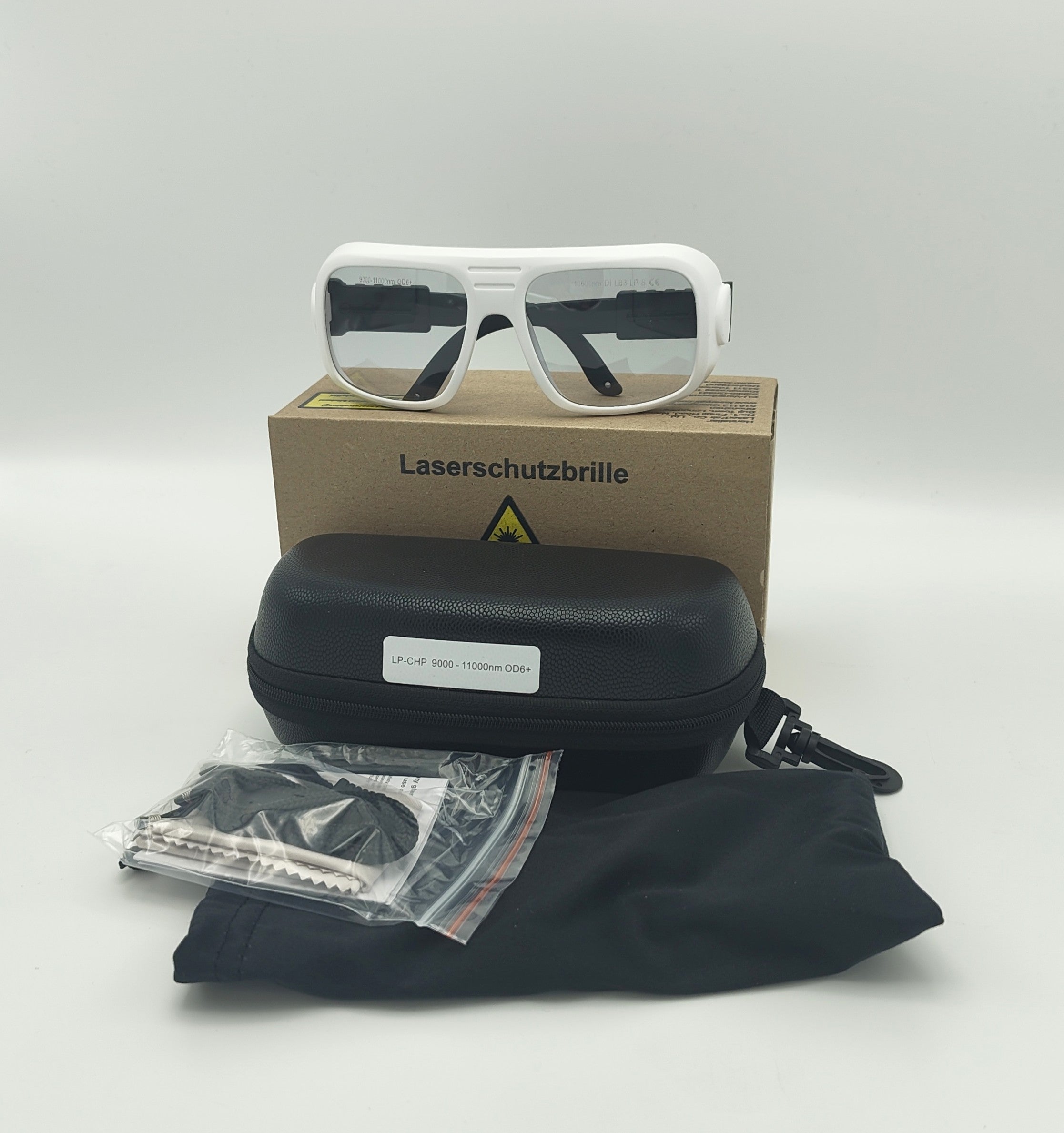 Verpackung der CO2-Laserschutzbrille mit Karton, Aufbewahrungsbox und Zubehör für den sicheren Transport und die Aufbewahrung.
