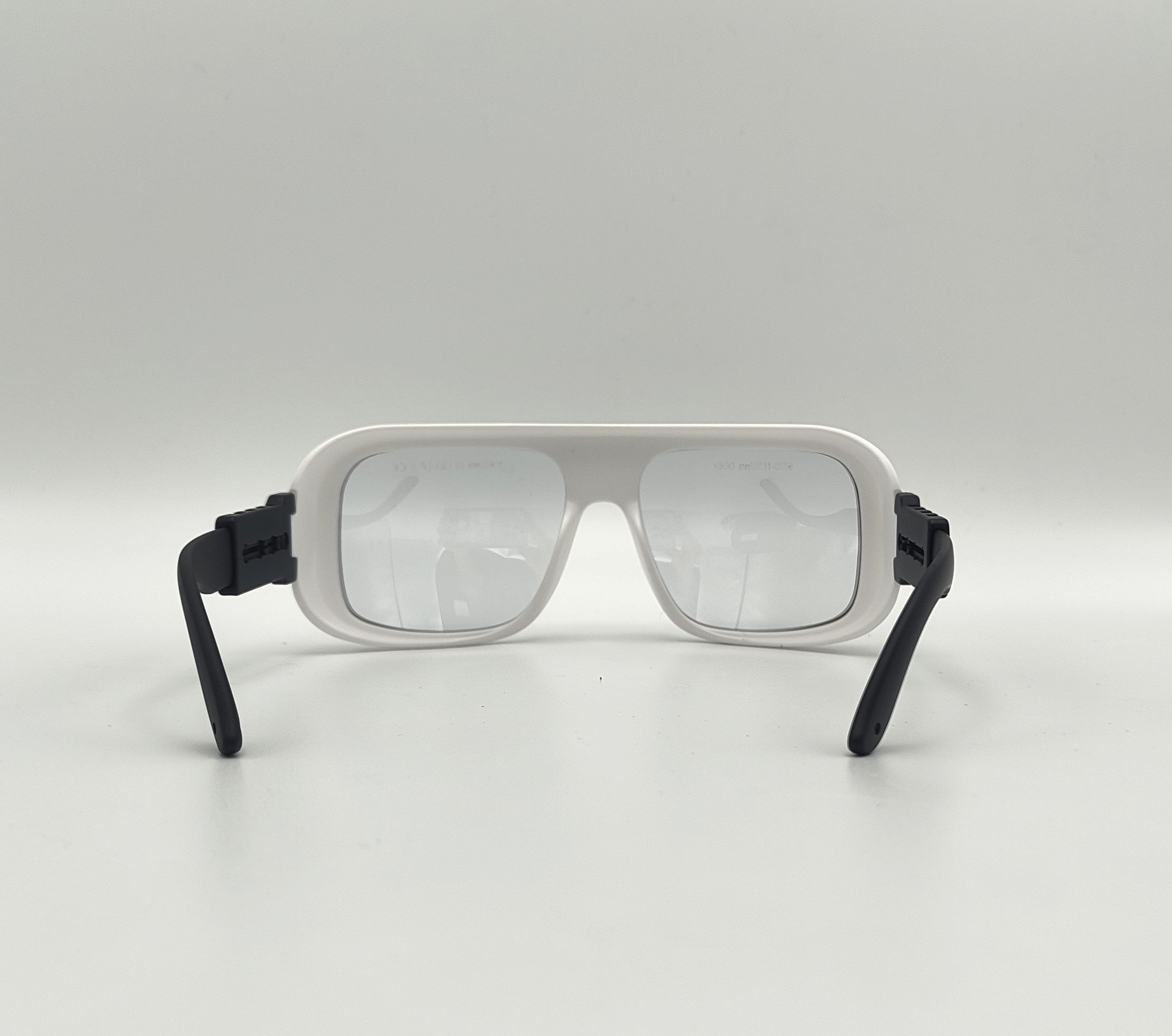 CO2-Laserschutzbrille mit Polycarbonat-Linsen und TR90-Rahmen für sicheres und komfortables Arbeiten.