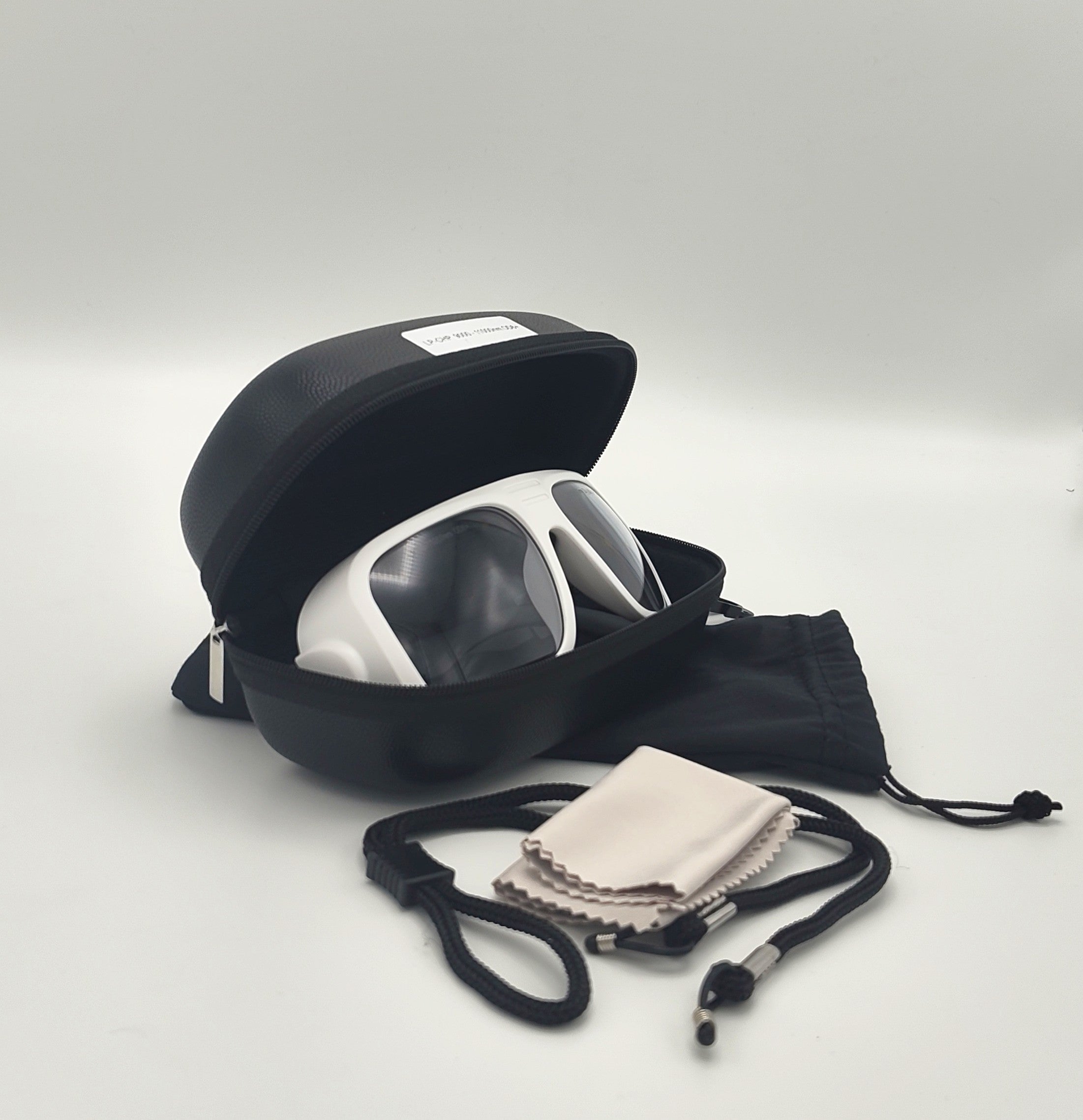 Lieferumfang der CO2-Laserschutzbrille mit Aufbewahrungsbox und Reinigungstuch.