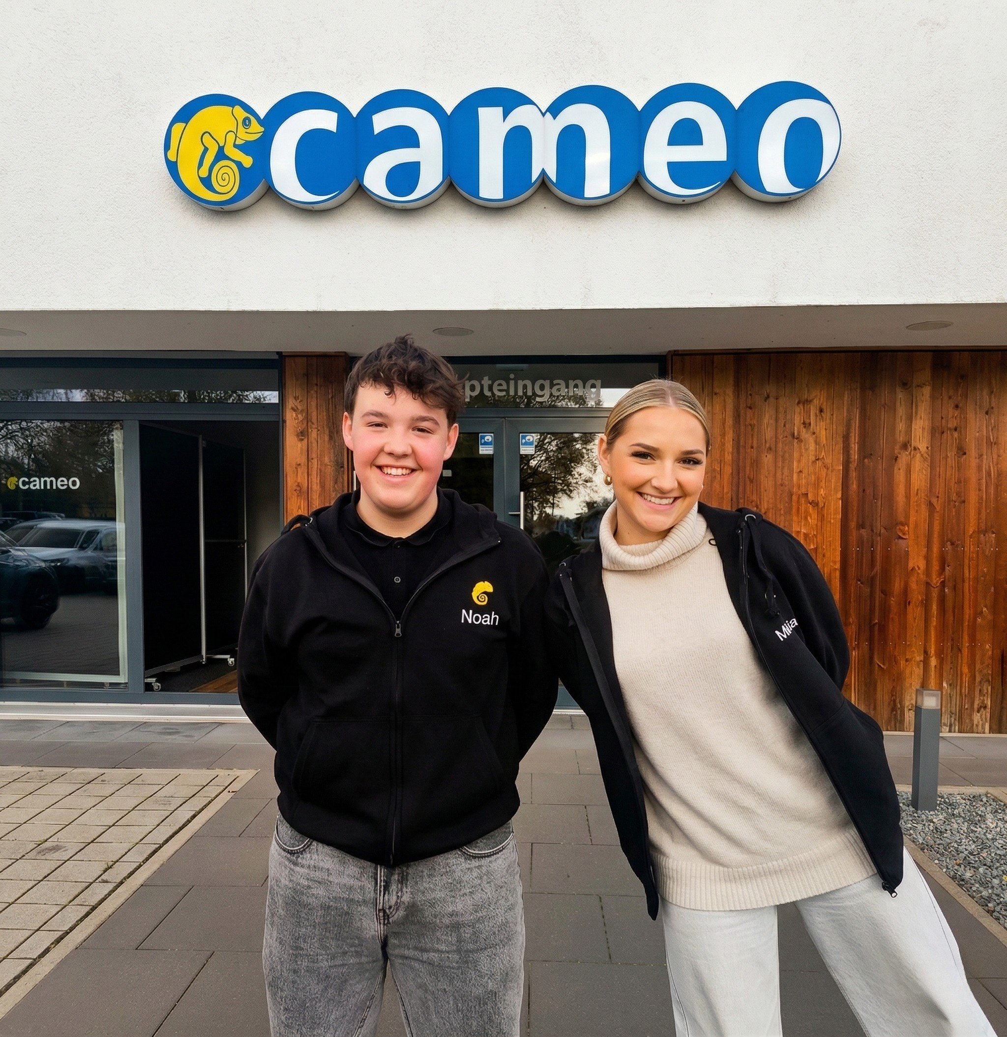 Zwei Auszubildende bei cameo Laser im ersten Leerjahr