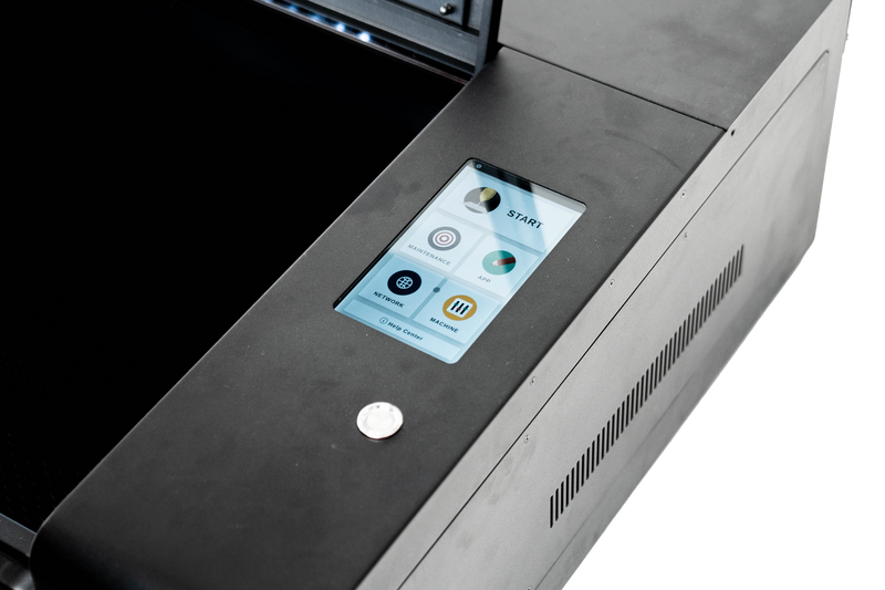FLUX Hexa 60W schneidet und graviert verschiedene Materialien mit hoher Präzision für kreative Projekte und industrielle Anwendungen.